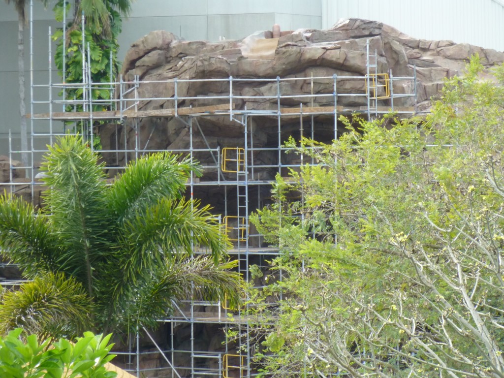 Rockwork and waterfalls are looking good. All the white streaks have been removed. Water effects still turned off.