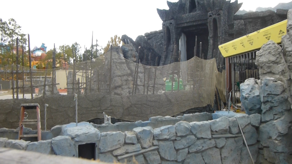Outdoor ride path in background, Kong face entry archway on right. Looks like planters built-in to block queue from entry