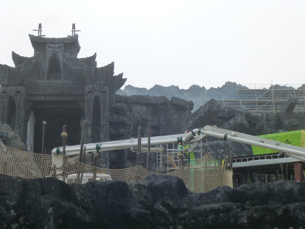 Nets and spears separate ride path from outdoor queue. Covered queue seen on right