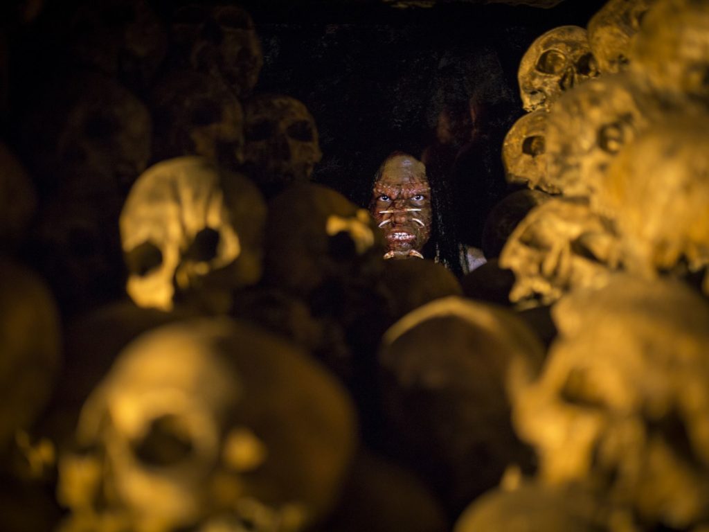 Among the piles of skulls a very lifelike native is peeking out. Better yet, actors dressed as not-so-friendly natives pop out from dark corners to scare the beejeebees out of you, Halloween-Horror-Nights style.