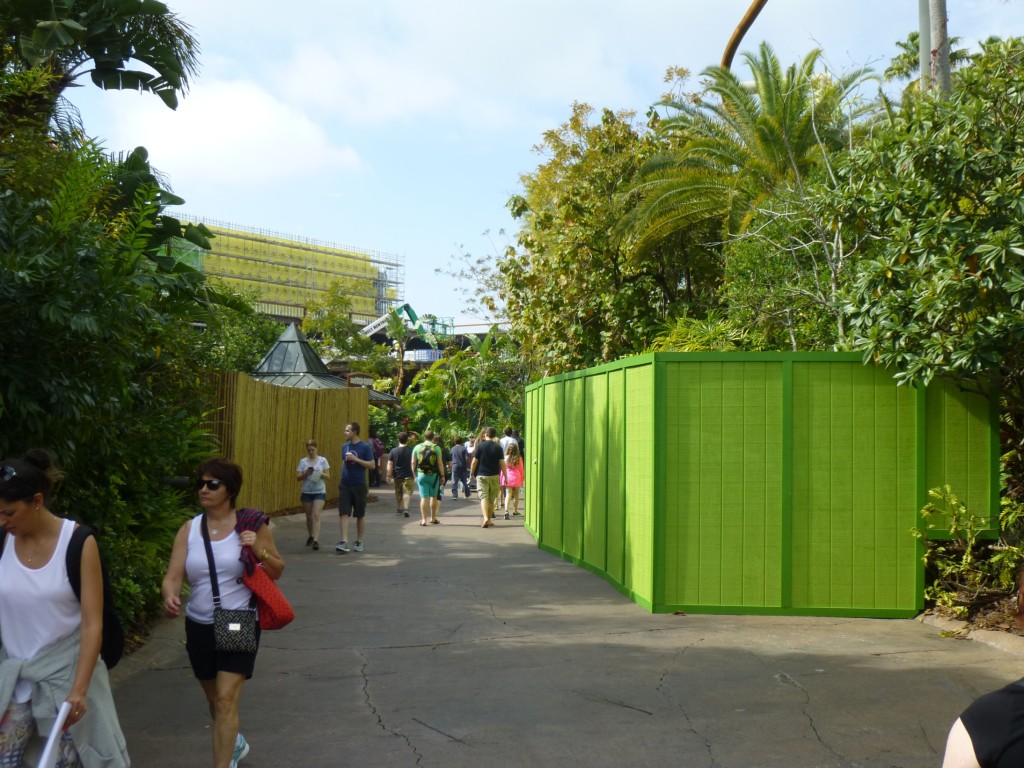 Not sure what this bright green wall is blocking near Camp Jurassic across from the Kongstruction, but they have been re-painting columns and curbs around the area, so might be related to that