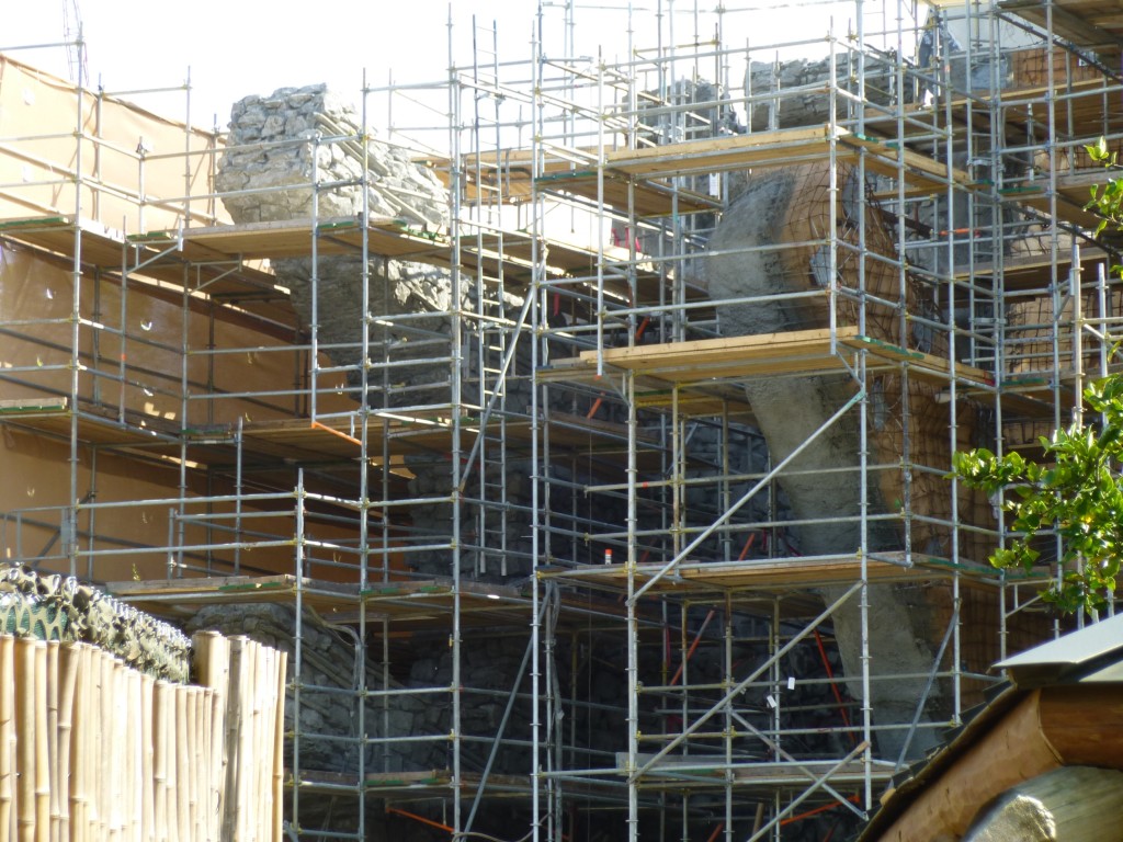 Beautiful rockwork continues on the left-side pillars