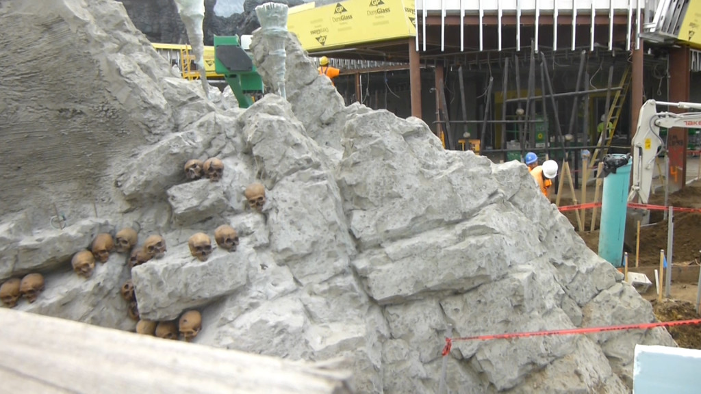 Human skulls added along base of Kong entry arch. Other skulls can be seen on spears throughout area