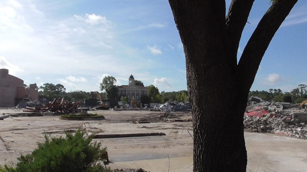 Fountain from "Splash" gone, Backlot Catering Co. gone, and most Streets of America gone.. Only City Hall remains on back half of street now