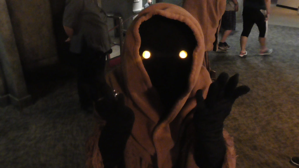 Playful Jawa playing peek-a-boo