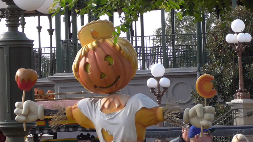 Mmmm, candy apples served by sentient pumpkin-headed scarecrows! My favorite.